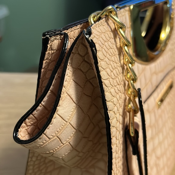 GIANNI BINI Purse Soft Pink Crocodile Print with Gold Hardware - Picture 7 of 8